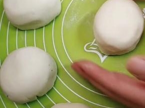 把切好的面团团成圆球状备用！