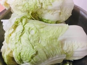 白菜清洗干净，晾干水分备用！