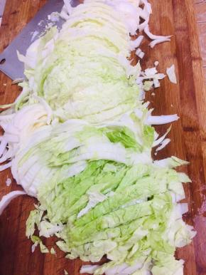 把白菜切成丝备用！
