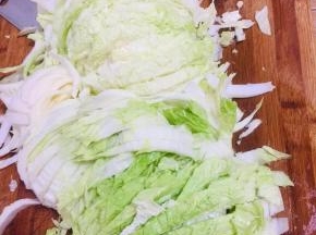 把白菜切成丝备用！