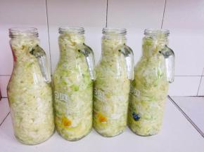 装入无油无水的干净的玻璃瓶中！压紧实！