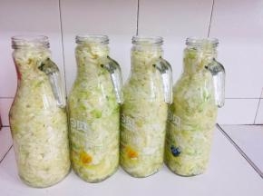 装入无油无水的干净的玻璃瓶中！压紧实！