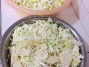 切好的白菜放入大一点的盆子里！