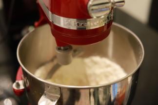 后油法将所有的材料放入厨师机桶内，2档先揉成团，转4档。