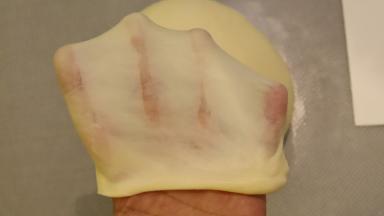 检查面团，达到扩展阶段，面团坚韧不易破，裂口少许的锯齿。