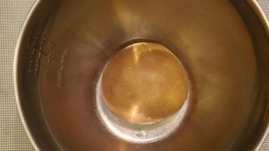 将面团分成一份大一份小的面团，小的加入可可粉和水揉成可可面团。（比例2；3）