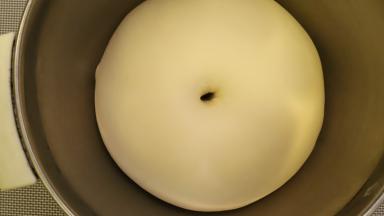 分别将两份面团放入设置26度的发酵箱，进行一发。