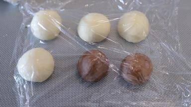 取出面团，轻压排气后分成6份，记得留一些可可和原色面团做耳朵尾巴等）。