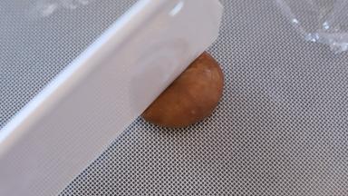 再取一份可可面团，用刮刀从面团中间压下，但面团不要切断。