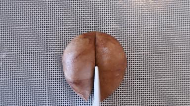 在面团压痕的中间部分切开当脚。