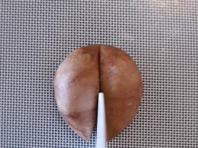 在面团压痕的中间部分切开当脚。
