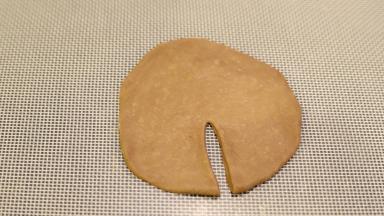 在取一点可可面团，压成薄片，如同切开。