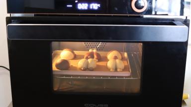 烤箱设置上下烘烤功能，温度170度，上下火中层，烘烤时间为20分钟（记得稍上色马上盖锡纸）。