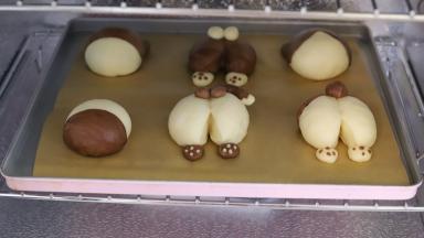 发酵箱设置33度，湿度80度，发酵时间为25分钟（制作的时候先做的已经开始发酵，所以二发的时间缩短了，避免变形）。