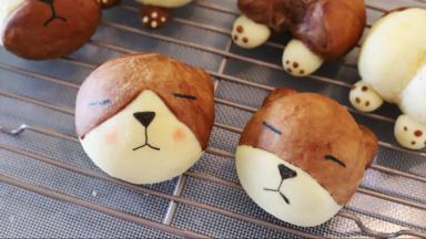 出炉的面包马上移至晾架上，放至手温装袋保存。