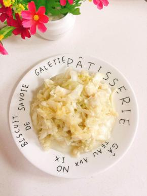 做好的酸菜，又酸又脆，拿它来喝粥，做水晶粉，酸菜猪肉炖粉条特别好吃开胃！