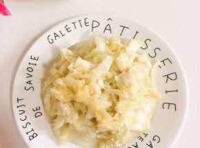 做好的酸菜，又酸又脆，拿它来喝粥，做水晶粉，酸菜猪肉炖粉条特别好吃开胃！