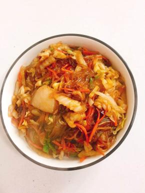 看看我用自己腌制的酸菜做的酸菜猪肉炖粉条，是不是很有食欲啊！