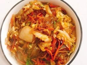 看看我用自己腌制的酸菜做的酸菜猪肉炖粉条，是不是很有食欲啊！