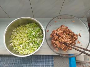 首先把萝卜洗净后刨成丝，然后焯水捏干，猪肉馅加1勺蚝油、3勺六月鲜特级酱油腌渍备用。