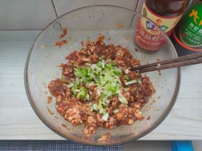 准备点葱花、姜末倒入馅料的大碗内。