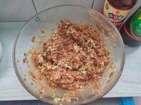 烧好的熟油倒入馅料碗内，顺着一个方向搅打上劲。