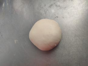 面粉跟水直接和成一块光滑的面团，保鲜膜包好静置松弛20分钟。