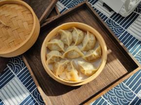 最后蒸饺子，可以用蒸锅也可以找个口径合适的小锅，做水大火蒸，当出现水蒸气后继续蒸12-15分钟即可。