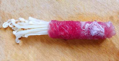 从一侧向另一侧卷起来不能卷太紧也不能太松弛哦