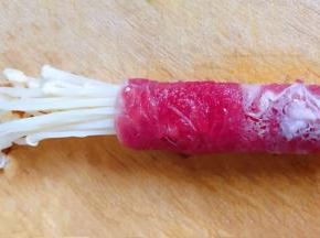 从一侧向另一侧卷起来不能卷太紧也不能太松弛哦