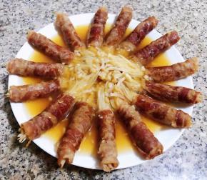 汤汁均匀的淋在肥牛金针菇卷上