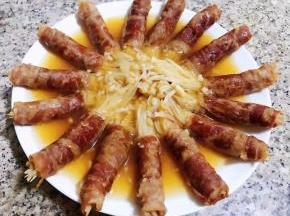 汤汁均匀的淋在肥牛金针菇卷上