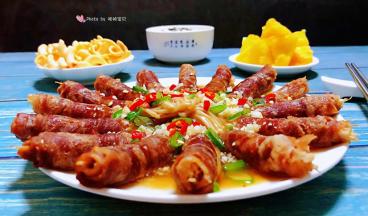 搭配一碗米饭、菠萝、小吃就是美味的早餐