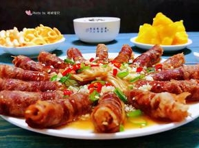 搭配一碗米饭、菠萝、小吃就是美味的早餐