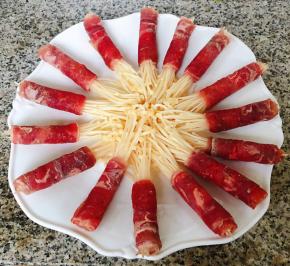 肥牛金针菇卷卷好依次摆入盘中