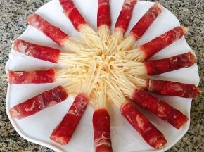 肥牛金针菇卷卷好依次摆入盘中