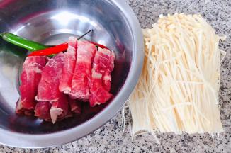 准备原材料金针菇、肥牛、红辣椒、杭椒