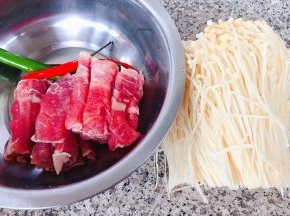准备原材料金针菇、肥牛、红辣椒、杭椒