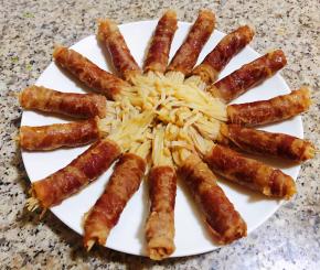 肥牛金针菇卷拣去葱姜摆入另一个盘中