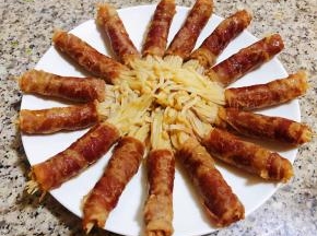 肥牛金针菇卷拣去葱姜摆入另一个盘中