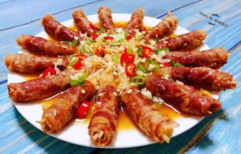 撒上辣椒红、杭椒和蒜粒就大功告成了