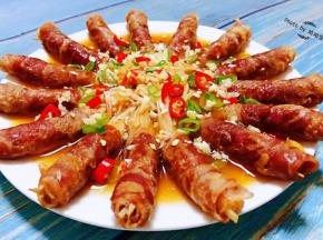 撒上辣椒红、杭椒和蒜粒就大功告成了