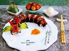 搭配水果、鹅蛋和粽子一起吃好丰盛噢