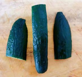 黄瓜切成片状备用