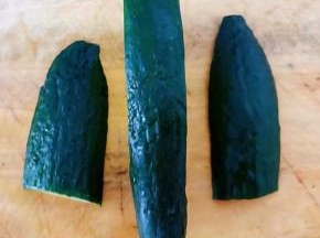 黄瓜切成片状备用