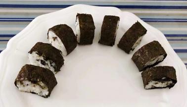 切成三厘米左右宽度的块状摆入盘中
