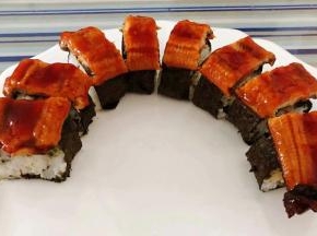 鳗鱼切成和寿司一样宽度依次摆在寿司上面
