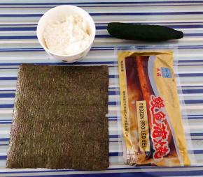 准备原材料米饭、鳗鱼、海苔、黄瓜