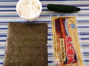 准备原材料米饭、鳗鱼、海苔、黄瓜