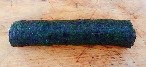 海苔顺着一个方向握紧卷起来